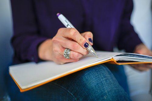 Morning daily ritual with journaling and phone detox"
